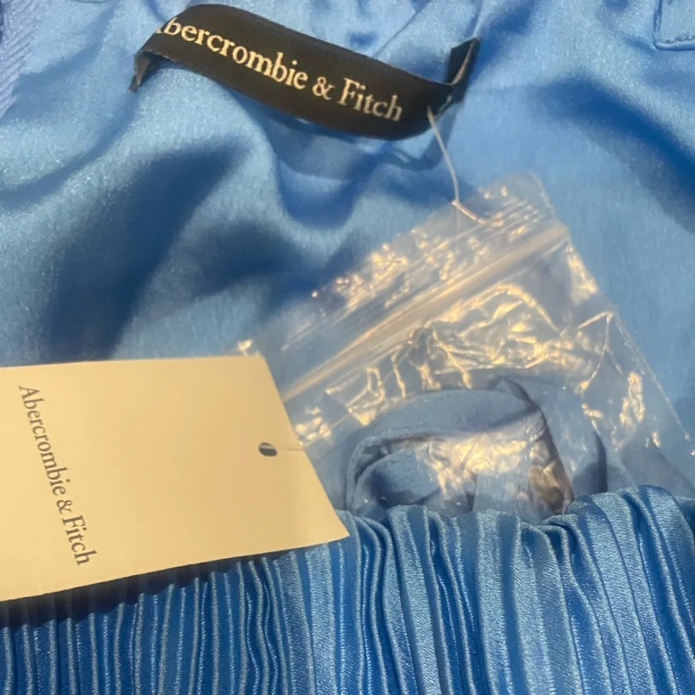 AMBERCROMBI AND FITCH GISELLA PLEATED RELEASE MIDI DRESS    NWT